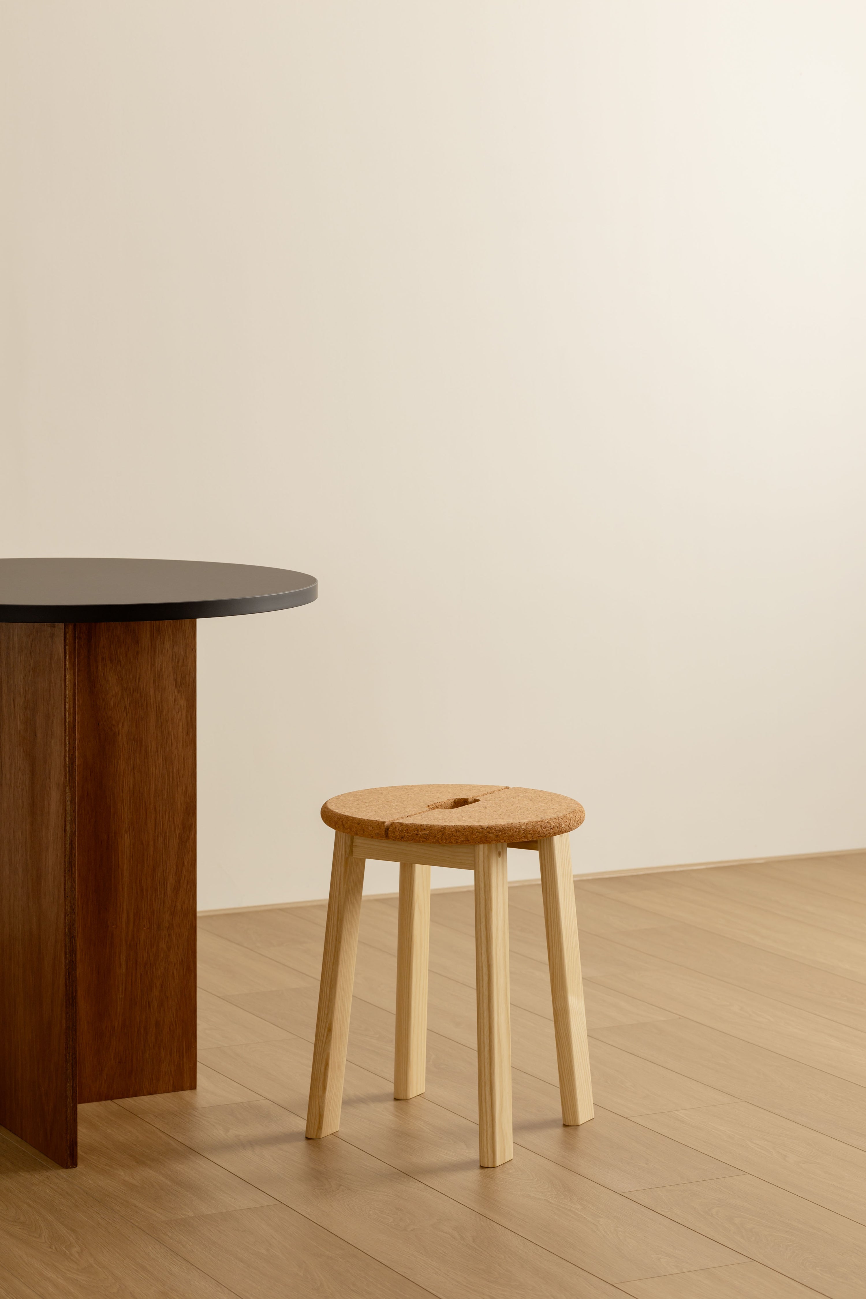 BRAVO Stool 白蠟木極簡椅凳-軟木椅座